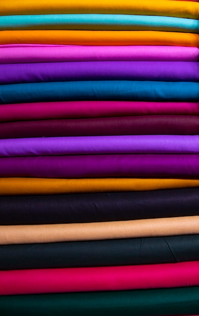 Künstlerische Vielfalt Schattenton Farben Textilien Stoffe gestapelt auf Einzelhandel Ladenregal zum Verkauf