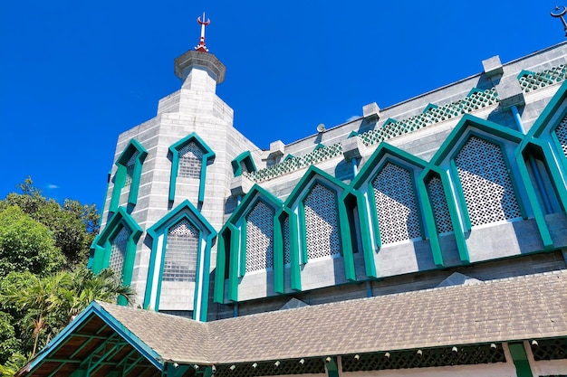 Foto künstlerischer blick auf die almarkaz-moschee in makassar, die an einem hellen tag draußen zu sehen ist