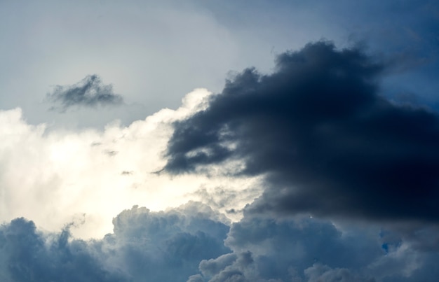 Künstlerisches Foto des blauen Himmels mit Wolken, abstrakter Naturhintergrund