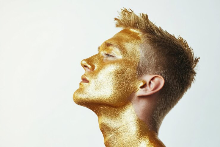 Künstlerisches Profil eines jungen Mannes mit goldener Farbe