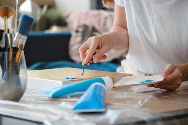 Foto künstlermalerei mit spachtel und acrylfarben in studiohand-nahaufnahme