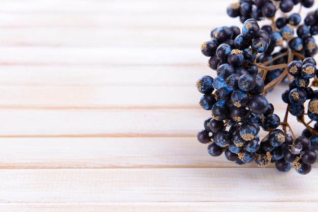 Foto künstliche beeren, auf holzuntergrund