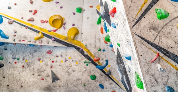 Künstliche Kletterwand mit bunten Griffen