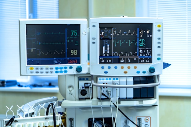 Künstliche Lungenbeatmungsgeräte in der modernen Klinik. Pneumonie diagnostizieren. COVID-19 und Coronavirus-Identifizierung. Pandemie.