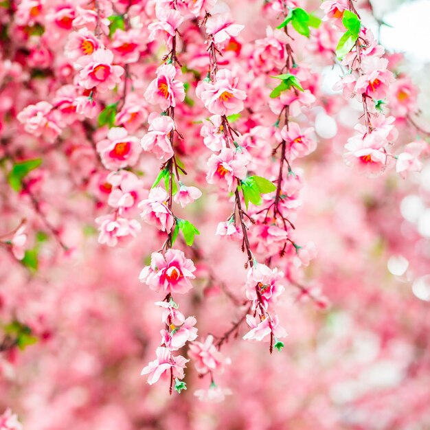 Künstliche Sakura-Blumen zum Dekorieren im japanischen Stil Frühlingsblüte Bild hat eine geringe Schärfentiefe