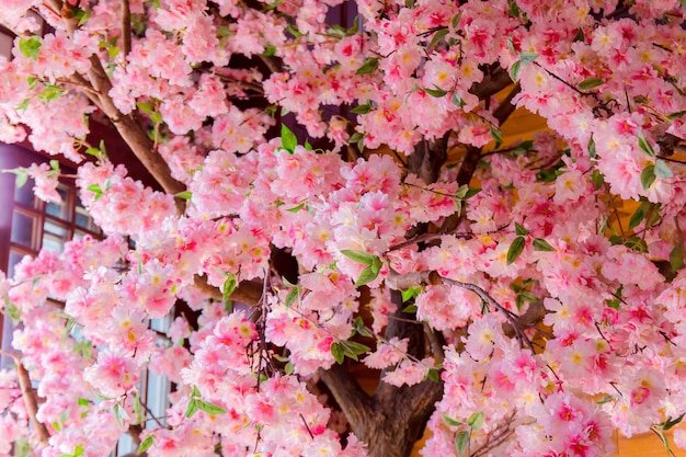 Künstliche Sakura-Blumen zur Dekoration im japanischen Stil. Frühlingsblüten-Hintergrund zum Gestalten oder Hinzufügen einer Textnachricht