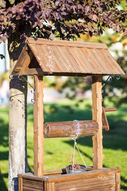 Künstlicher Brunnen mit Eimer für Blumen im Garten