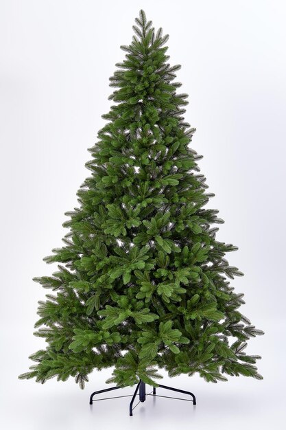 Künstlicher grüner Weihnachtsbaum ohne Dekorationen auf einem Metallständer isoliert auf weißem Hintergrund