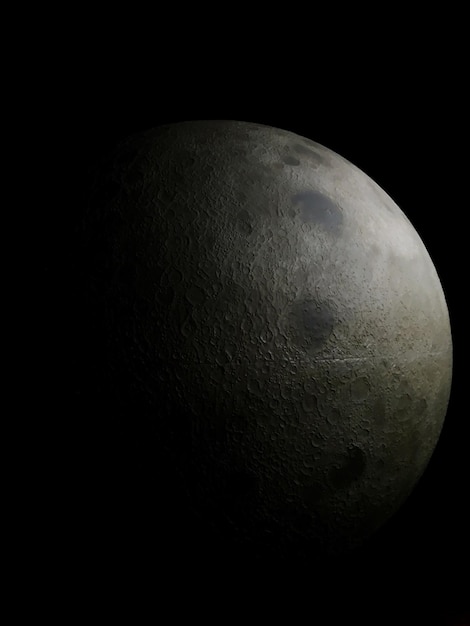 Künstlicher Mond im Dunkelraum eines Museums