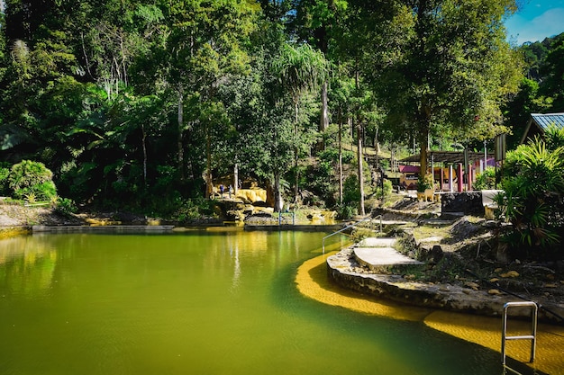 Künstlicher Wasserfall im öffentlichen Park Foto in hoher Qualität