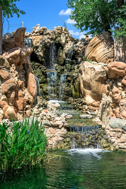 Künstlicher Wasserfall im Park