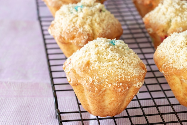 Kürbis-Apfel-Hafer-Streusel-Muffins auf abkühlendem Gestell.