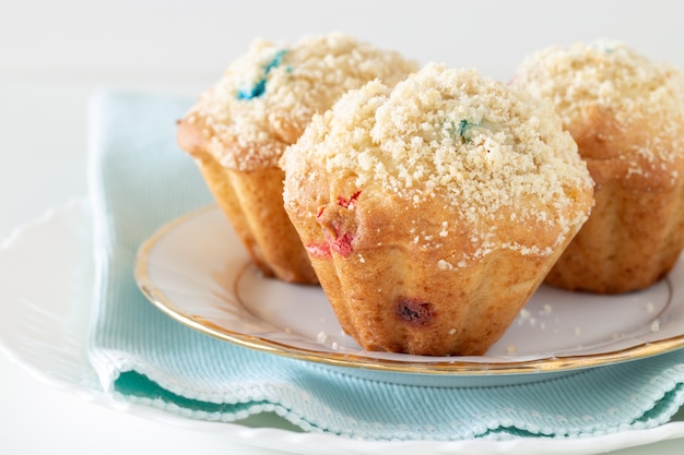 Kürbis-Apfel-Hafer-Streusel-Muffins auf weißer Platte.