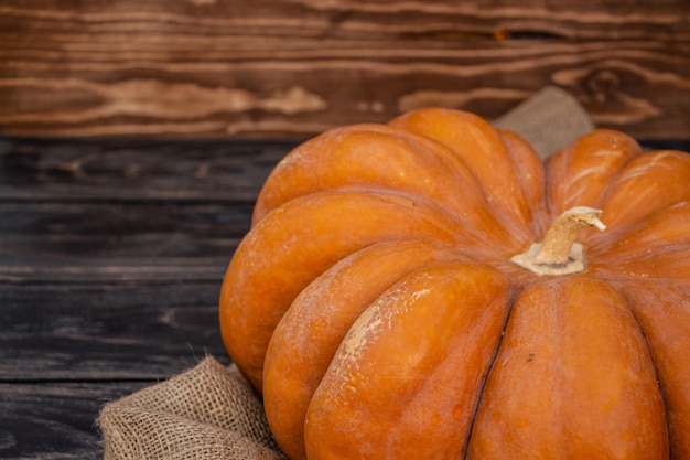 Kürbis auf schwarzem Holzhintergrund Stillleben für Halloween oder Thanksgiving