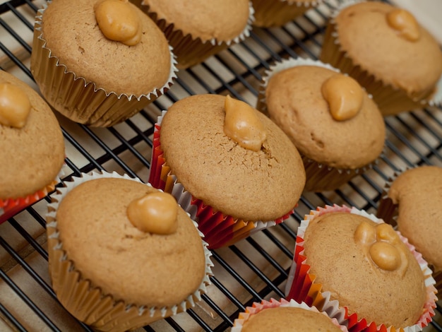 Kürbis-Cupcakes für die Party backen.