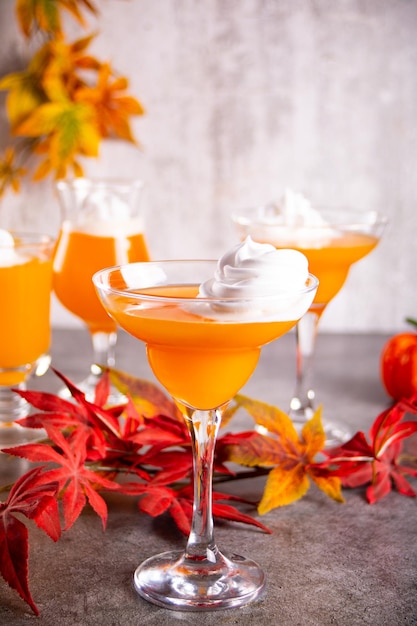 Kürbis Herbst Saisongetränk Cocktail Latte mit Gewürzen und Schlagsahne für Thanksgiving oder Halloween Party festlich feiern Herbstdekoration