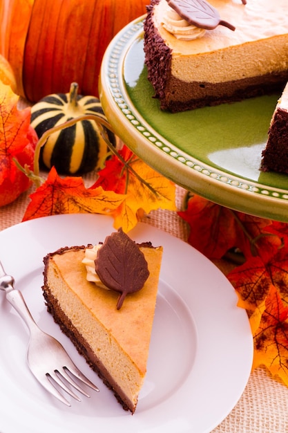 Kürbis-Käsekuchen mit weißer Schokolade für Thanksgiving.