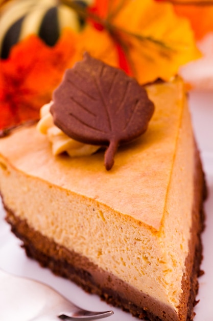 Kürbis-Käsekuchen mit weißer Schokolade für Thanksgiving.