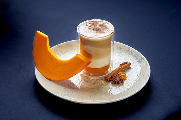 Foto kürbis-latte in einer tasse mit zutaten in der nähe