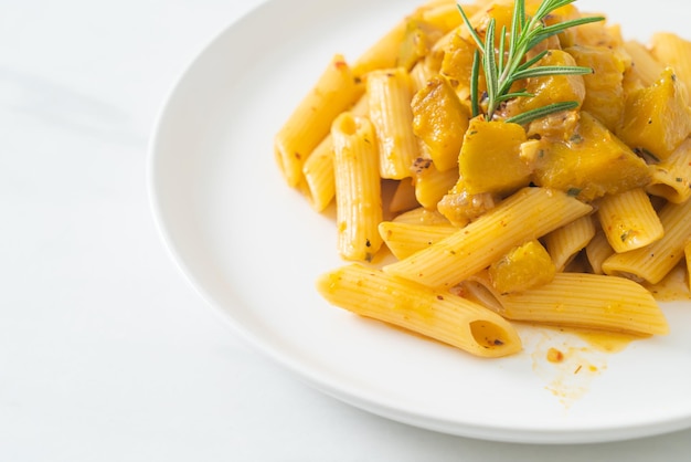 Foto kürbis-penne-nudeln alfredo-sauce