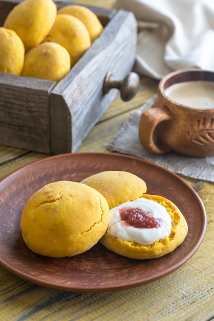 Kürbis-Scones mit Sahne und Fruchtmarmelade