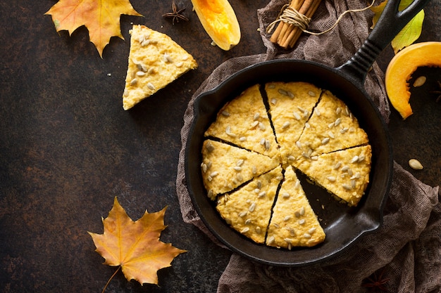 Kürbis Scones mit Samen in einer Eisenpfanne