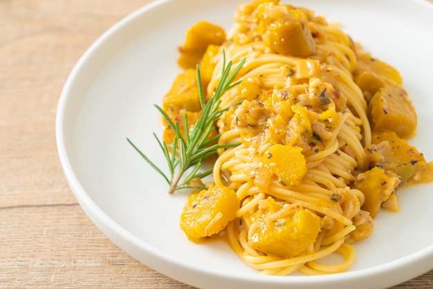 Kürbis-Spaghetti-Pasta Alfredo-Sauce - vegane und vegetarische Küche