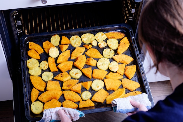 Kürbis und Kartoffeln auf einem Backblech