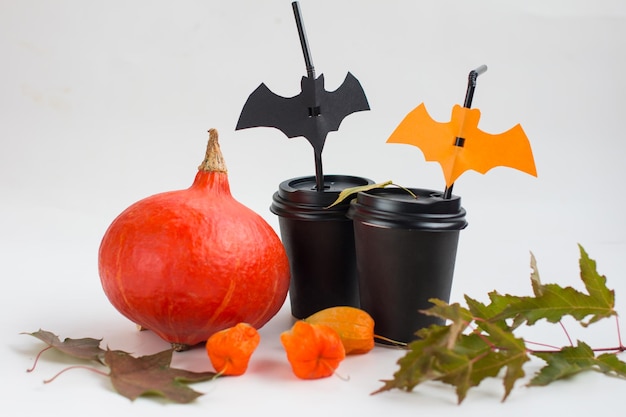 Kürbis und Pappbecher mit Fledermäusen Halloween Deko