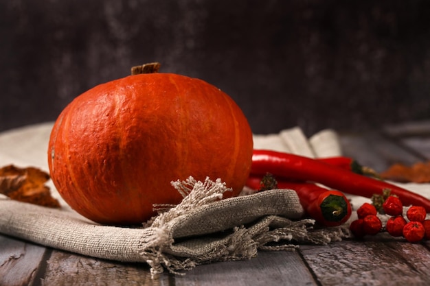 Kürbis und Paprika aus der neuen Ernte liegen auf dem Tisch