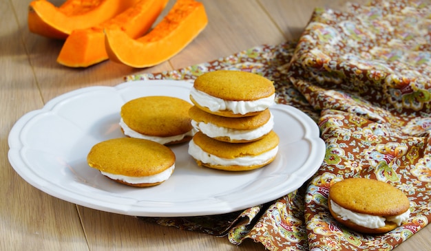 Kürbis whoopie mit Ricottakäsecreme, selektiver Fokus