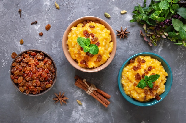 Kürbisbrei mit Reis und Rosinen. Leckeres Frühstück für gesunde Ernährung. Richtige Ernährung