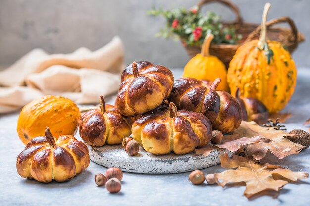 Kürbisbrötchenbrot auf dem Tisch