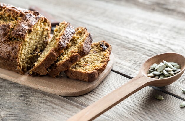 Kürbisbrot auf dem Holzbrett