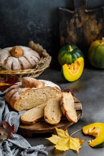 Kürbisbrot in Form eines Kürbises