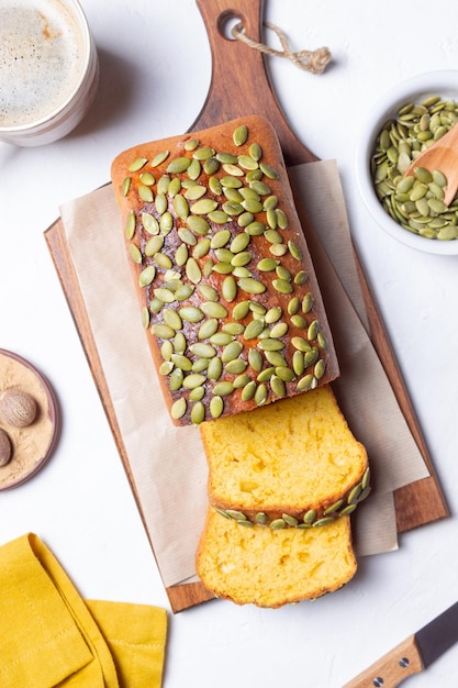 Kürbisbrot mit Samen. Backen. Vegetarisches Essen. Kuchen.