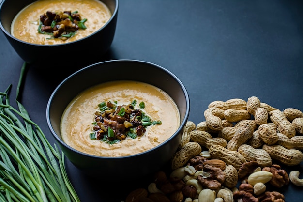 Kürbiscremesuppe. Dunkler Hintergrund.