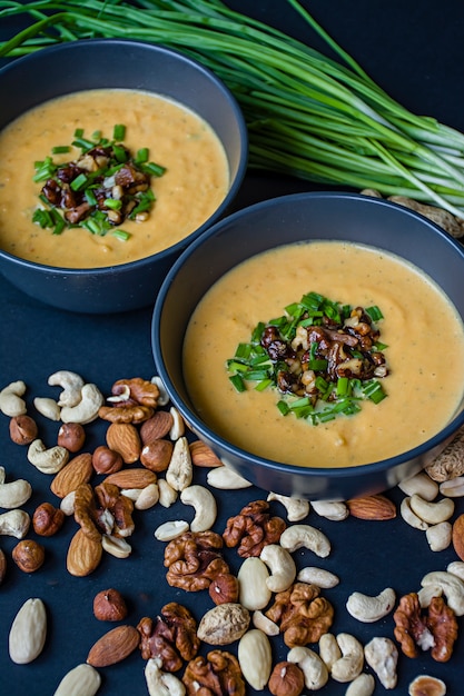 Kürbiscremesuppe. Dunkler Hintergrund.