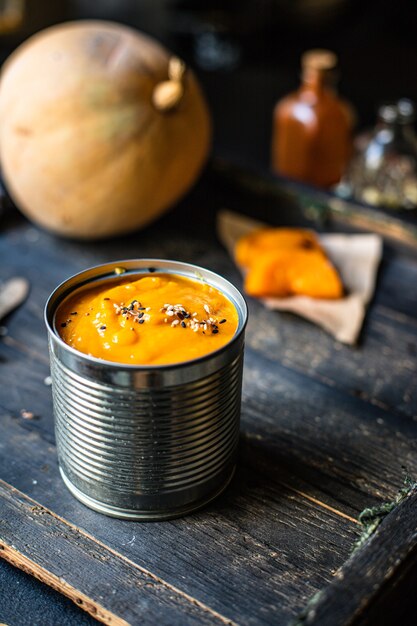 Kürbiscremesuppe essen ersten Gang gesunde Mahlzeit