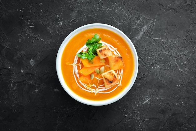 Kürbiscremesuppe in einer Schüssel mit Toastbrot Diätkost Draufsicht Freier Kopierplatz