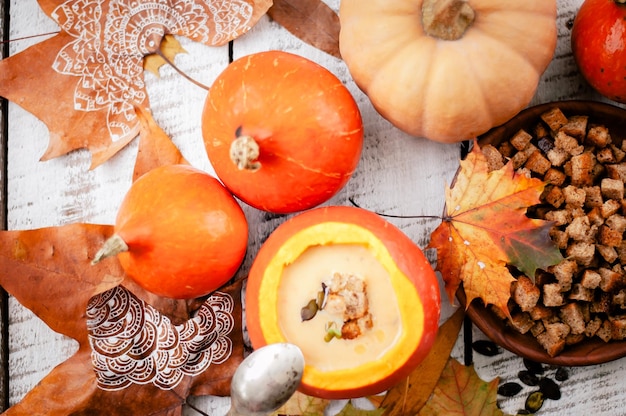 Kürbiscremesuppe in Herbstlandschaft