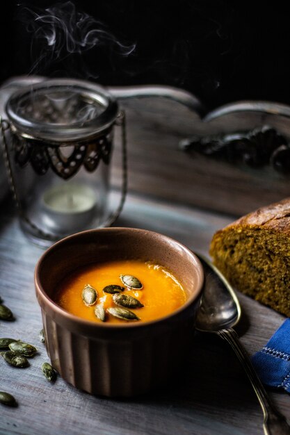 Kürbiscremesuppe mit hausgemachtem Brot