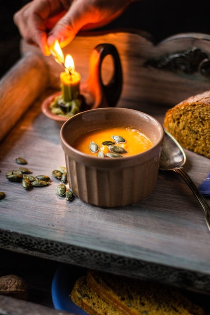 Foto kürbiscremesuppe mit hausgemachtem brot