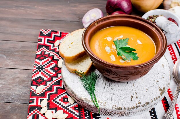 Kürbiscremesuppe mit Kürbiskernen in der Schüssel