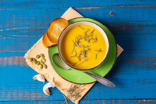 Kürbiscremesuppe mit Kürbiskernen in einer Schüssel serviert.