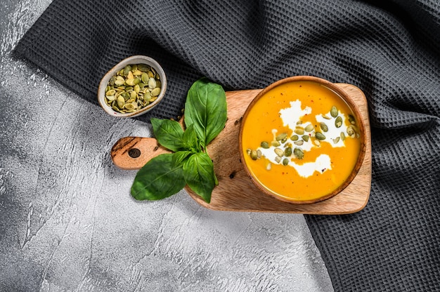 Kürbiscremesuppe mit Sahne und Kürbiskernen. Draufsicht