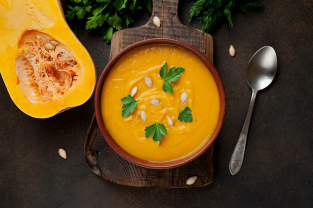 Kürbiscremesuppe mit Samen und Kräutern. gesundes Essen