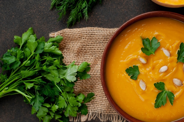 Kürbiscremesuppe mit Samen und Kräutern. gesundes Essen