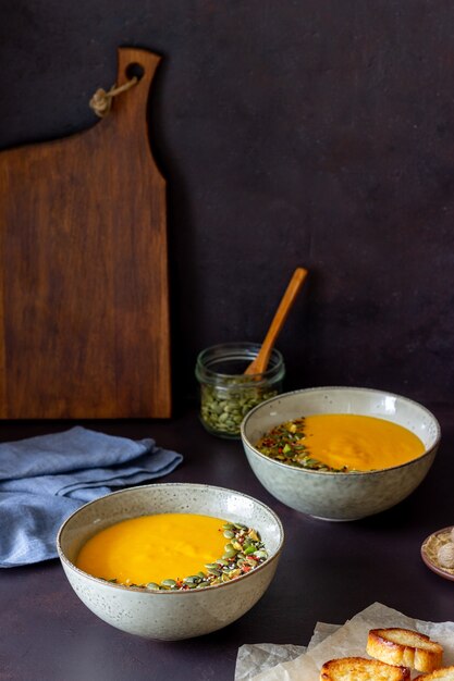 Kürbiscremesuppe mit Samen