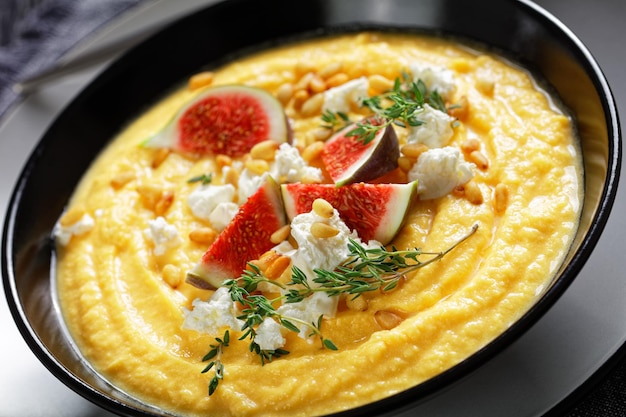 Kürbiscremesuppe mit Thymian mit Feta und Feigen